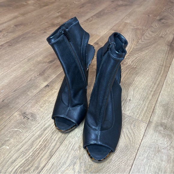 Diane von Furstenberg black leather, tortoise leather bootie heel - Size 8 - Picture 6 of 10